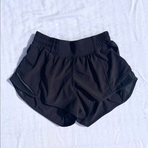 lululemon black hotty hot shorts 2.5” size 2-4